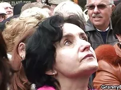 روسی خودش را با انگش ...